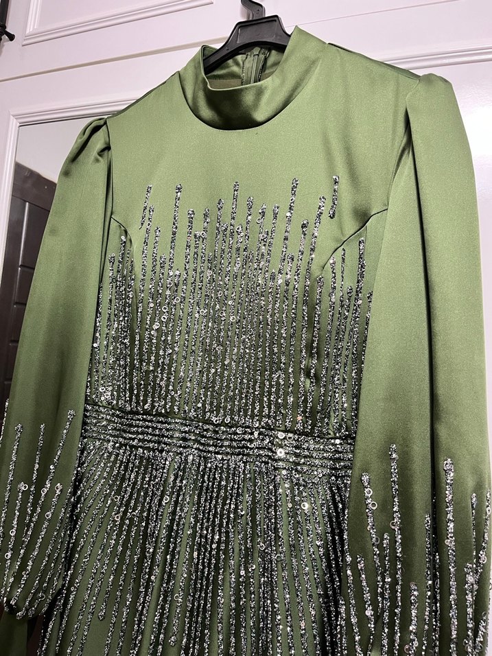 Uzun Kollu Yeşil İşlemeli Abiye Elbise - Görsel 3