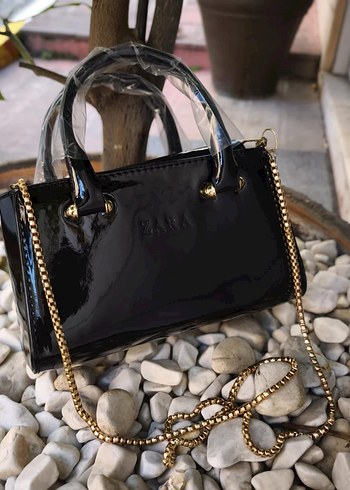 Zara Siyah Parlak Deri Zincir Detaylı Çanta
