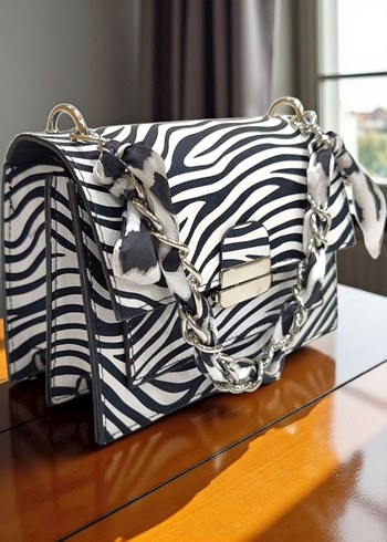 Zebra Desenli Zincir Detaylı Kadın Çanta