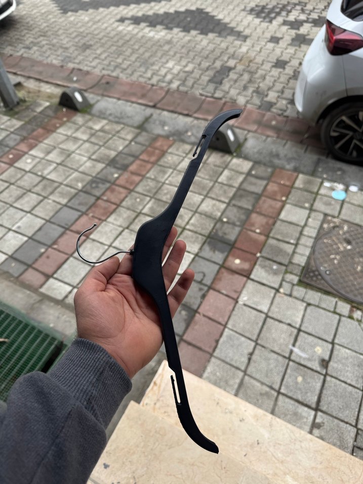 Siyah Plastik Giysi Askısı - Görsel 2