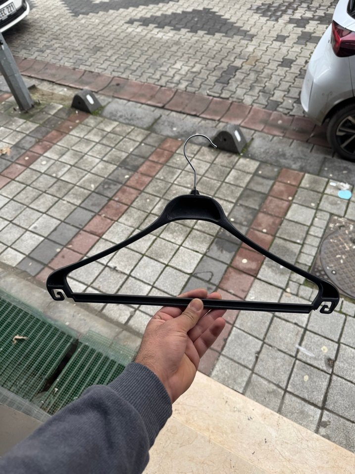 Siyah Plastik Askı - Görsel 2