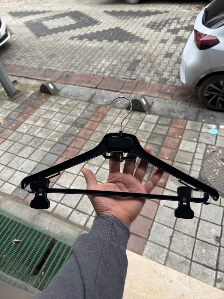 Siyah Plastik Mandallı Askı - Görsel 2