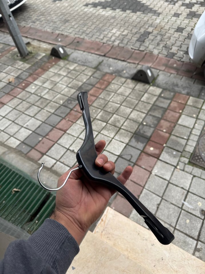 Siyah Plastik Askı - Görsel 2