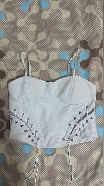 Beyaz gotik fermuarlı crop