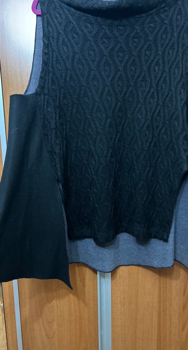 Siyah Yüksek Yakalı Örgü Kolsuz Kadın Kazak - Görsel 2