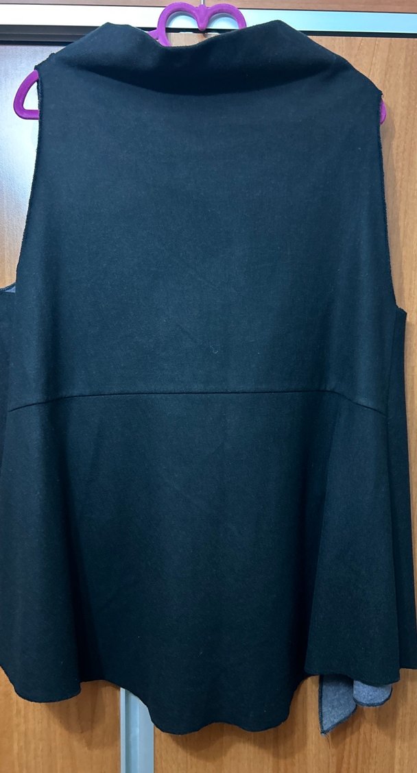 Siyah Yüksek Yakalı Örgü Kolsuz Kadın Kazak - Görsel 4