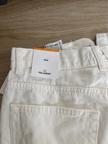 38 Beden beyaz Renk Beyaz pullandbear şort