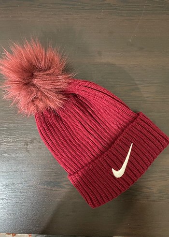 Nike Kadin Kirmizi Orgu Bere Ponponlu