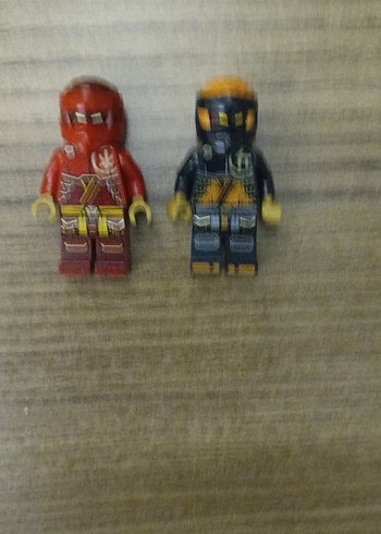 Kırmızı ve Siyah Lego Figürleri