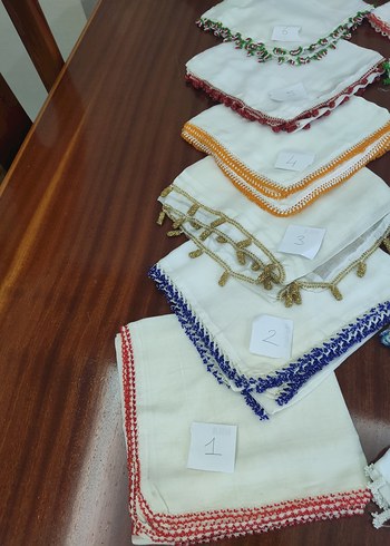 Beden çeşitli Renk sandık ürünüdür boncuk oyalı küçük yemeniler