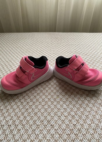 21 Beden Nike Kız Çocuk Pembe Cırt Cırtlı Spor Ayakkabı