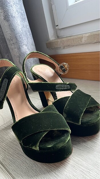 Tory Burch zümrüt yeşili kadife ayakkabı