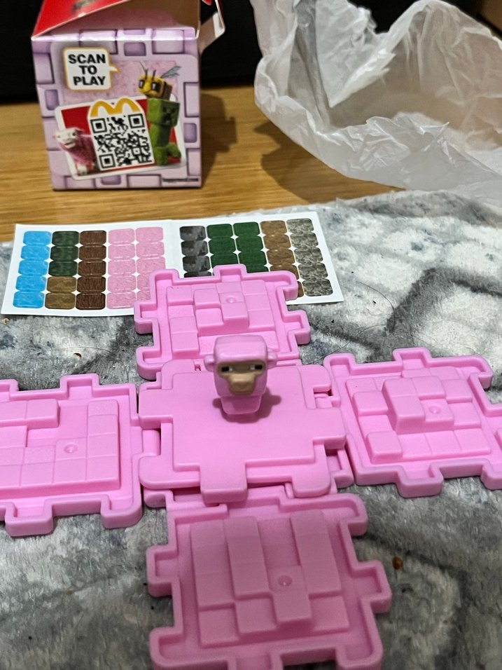 Pembe Renkli Aksiyon Figürü - Görsel 2