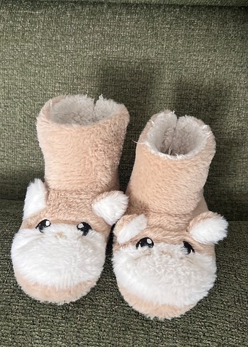 Kız Çocuk Bej Peluş Nakışlı Sıcak Ev Terliği
