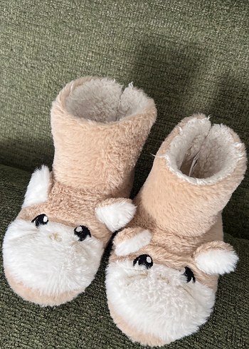 LC Waikiki Kız Çocuk Bej Peluş Nakışlı Sıcak Ev Terliği