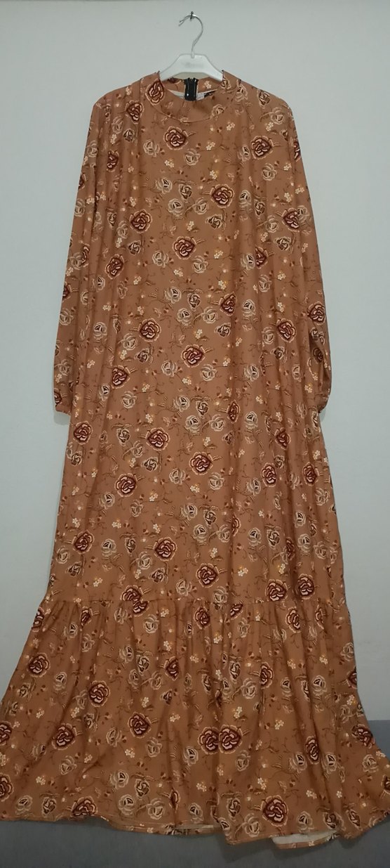 HARDAL RENKLİ ÇİÇEK DESENLİ ETEKLERİ PİLELİ ELBİSE - Görsel 2