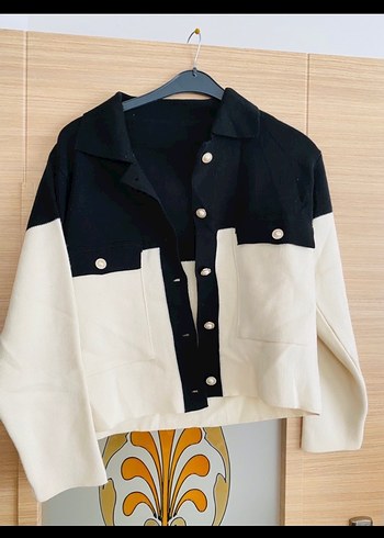 Düğmeli Siyah-Beyaz Kısa Kadın Hırka - Görsel 2