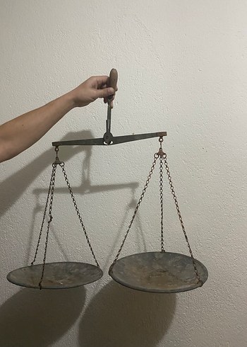 Altın ve Gri Zincirli Terazi