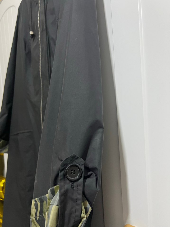 Siyah Kapüşonlu Uzun Kadın Yağmurluk - Görsel 3