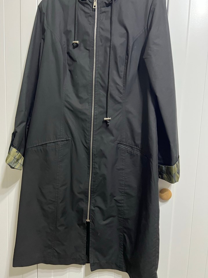 Siyah Kapüşonlu Uzun Kadın Yağmurluk - Görsel 2