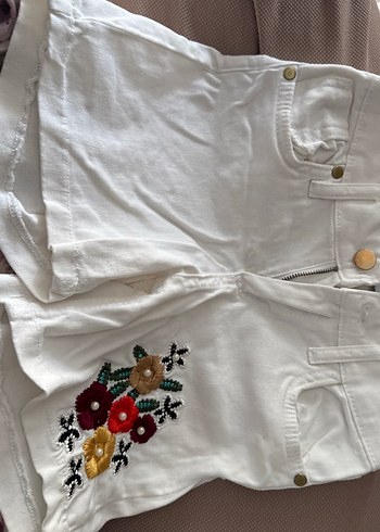 Nakışlı Beyaz Bohem Şort - Görsel 2