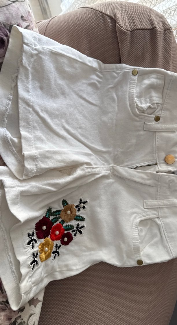 Nakışlı Beyaz Bohem Şort - Görsel 2