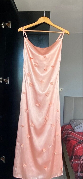 JULIDRESS ÇİÇEK DETAYLI SATEN ELBİSE