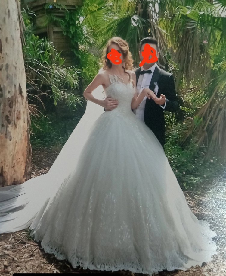 Beyaz Straplez Prenses Gelinlik tarlatani içinde - Görsel 2