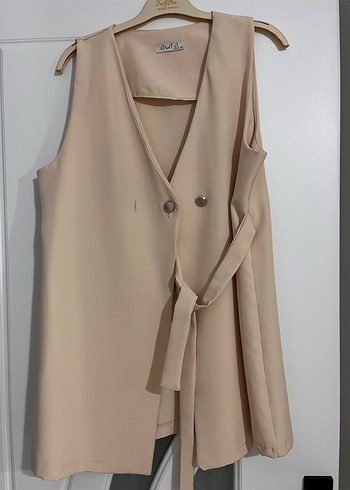 Bej Kolsuz Düğmeli Mini Yelek - Görsel 2