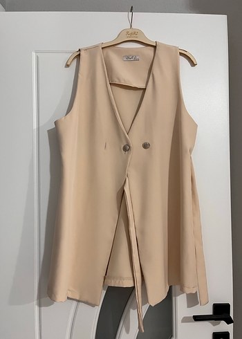 Bej Kolsuz Düğmeli Mini Yelek - Görsel 3