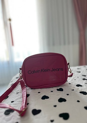 Calvin Klein Pembe Kadın Çapraz Çanta