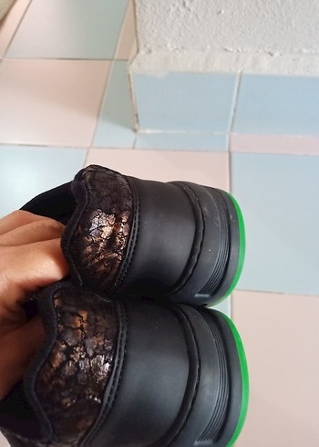 inci Siyah Yılan Desenli Bağcıklı Kadın Spor Ayakkabı
