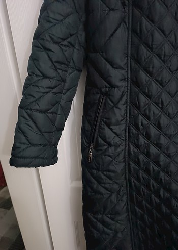 Uzun Siyah Kapitone Kadın Mont - Görsel 3