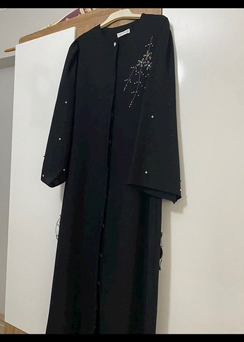 Düğmeli Siyah Nakışlı Uzun Kadın abaya - Görsel 3