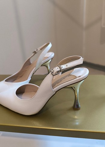 Zara Beyaz Kemerli Stiletto Topuklu Kadın Ayakkabı