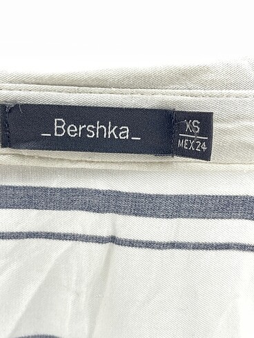 xs Beden çeşitli Renk Bershka Gömlek %70 İndirimli.