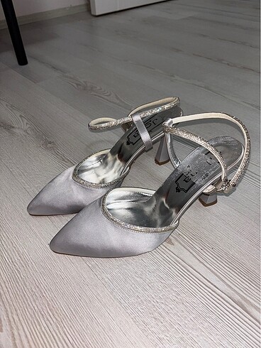 Nine West Bağcıklı topuklu