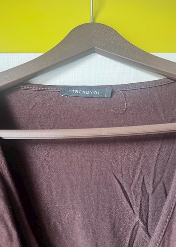 trendyol V yaka kahverengi kısa kollu crop bluz - Görsel 2