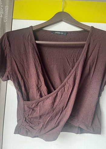 trendyol V yaka kahverengi kısa kollu crop bluz - Görsel 3