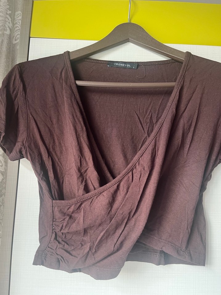 trendyol V yaka kahverengi kısa kollu crop bluz - Görsel 3