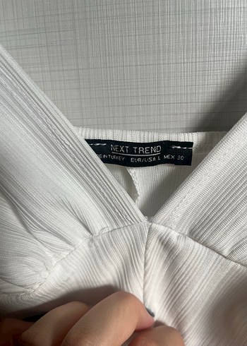 Beyaz Pliseli V Yaka İnce Askılı Atlet - Görsel 2