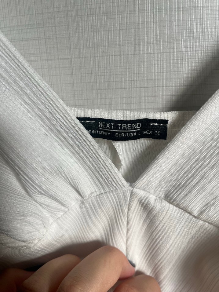 Beyaz Pliseli V Yaka İnce Askılı Atlet - Görsel 2