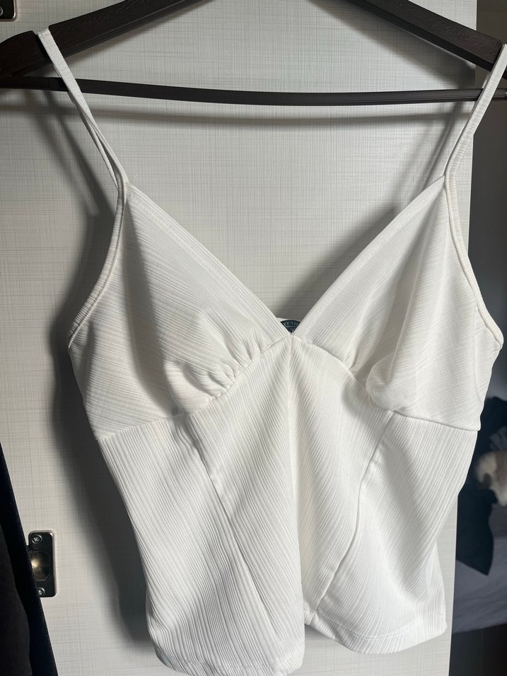 Beyaz Pliseli V Yaka İnce Askılı Atlet - Görsel 3
