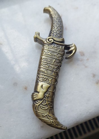 Hançer şeklinde çakmak, doldurulabilir