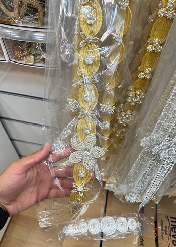 Kadınlar için İşlemeli Altın Payetli Vücut Zinciri - Görsel 3