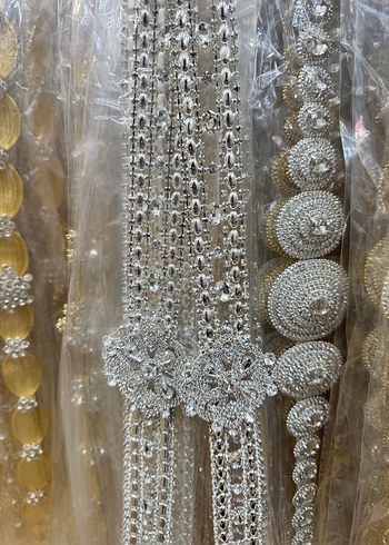 Kadınlar için İşlemeli Altın Payetli Vücut Zinciri - Görsel 7