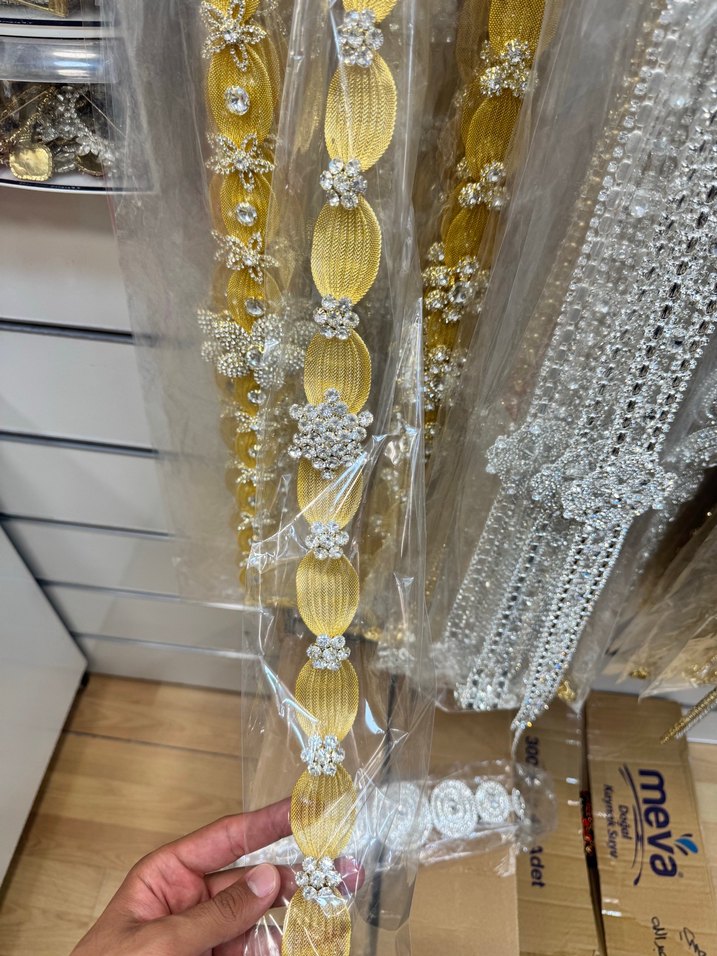 Kadınlar için İşlemeli Altın Payetli Vücut Zinciri - Görsel 5