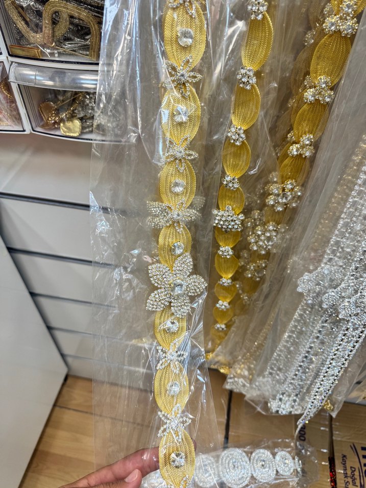 Kadınlar için İşlemeli Altın Payetli Vücut Zinciri - Görsel 4