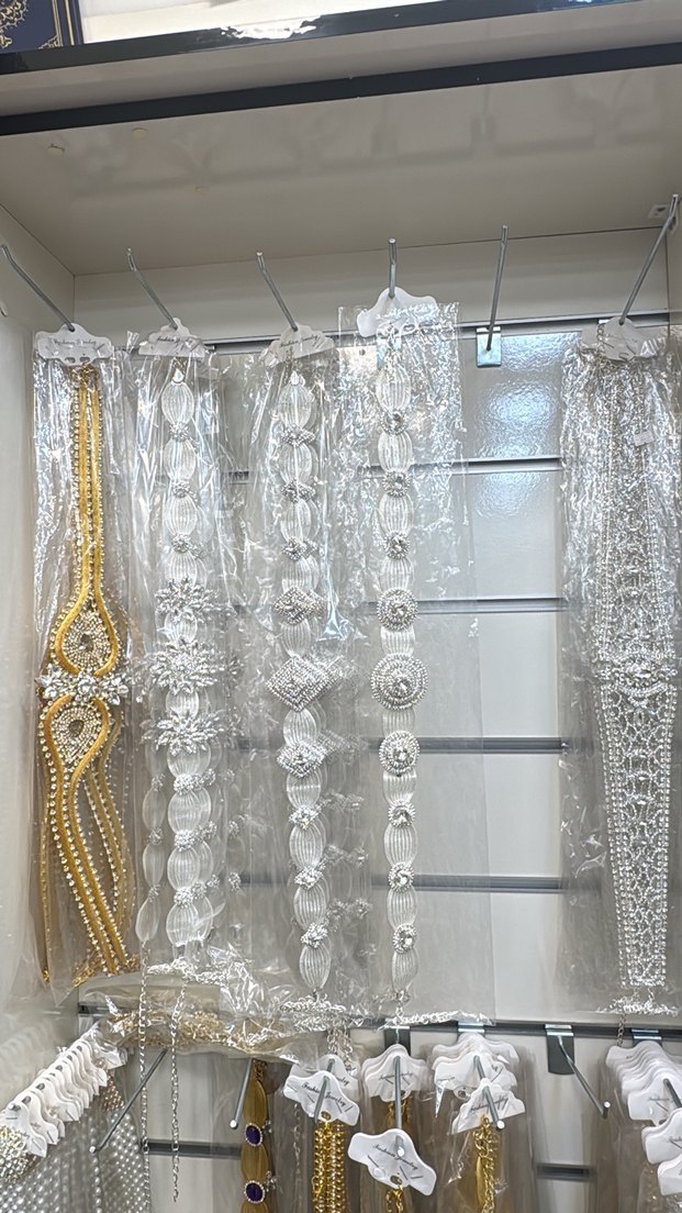 Kadınlar için İşlemeli Altın Payetli Vücut Zinciri - Görsel 2