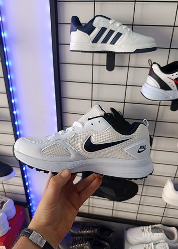 Nike Fileli Beyaz Siyah Bağcıklı Spor Ayakkabı